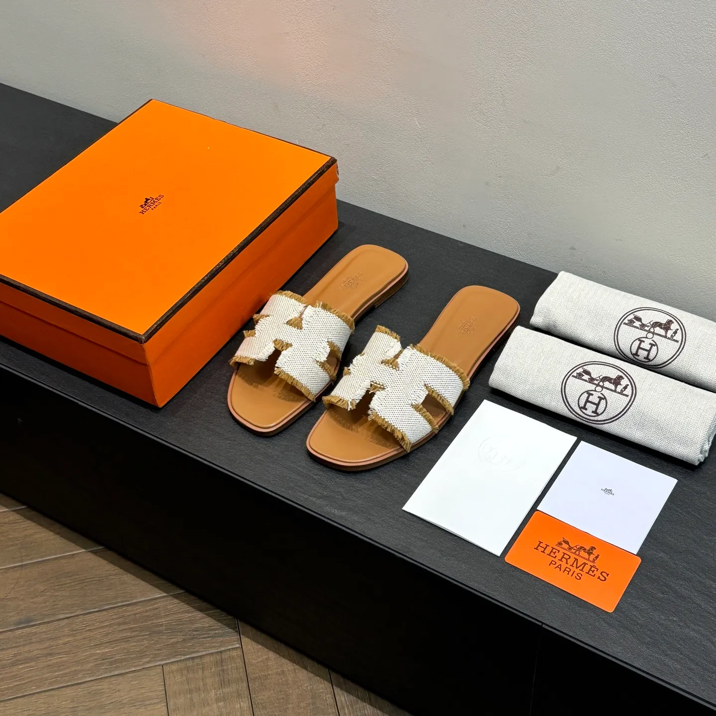 👟👟Ex-factory price 480👟👟 Brand💗: The latest color series from HERMES official website Code number💗: 35-40 full size (34 41 42 customized, non-refundable and non-exchangeable) Upper material💗: Classic plain calfskin Sole material💗: Zero-crack genuine leather mid-sole👑👑👑 Fully dyed HERMES Plain calfskin sandals, a historical representative work, the timeless classic H sandals, suitable for home and travel, this shoe is the finishing touch of your wardrobe, it looks great on the feet💃🏻💃🏻💃🏻